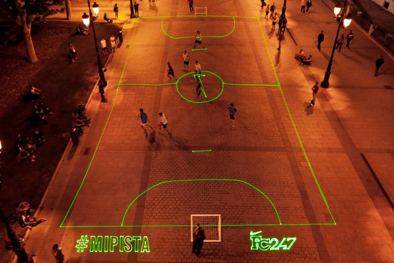 Illustration for article titled AsĂ deberĂan ser los (improvisados) campos de fĂștbol del futuro